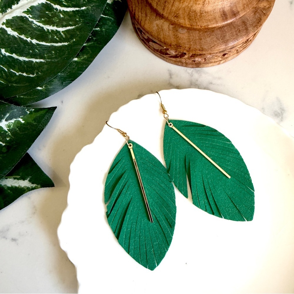 3/$22🩶 Green Leaf Feather Gold Bar Hanging Earrings PREOWNED Boho Jewelry